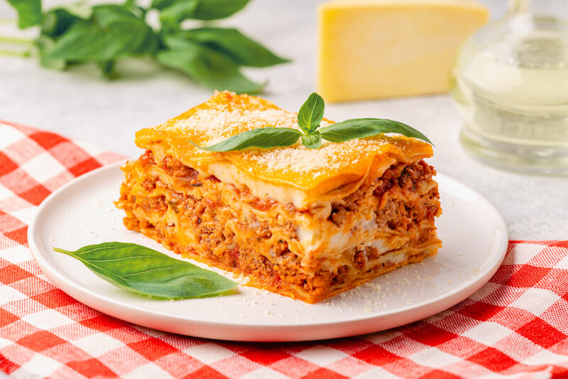najpopularniejsze dania włoskie, jak lasagne alla bolognese na talerzu najpopularniejsze dania włoskie, czyli lasagne alla bolognese