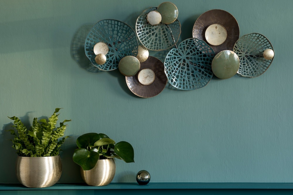 dodatki na ścianę nowoczesnego salonu  nowoczesne dekoracje w okrągłym kształcie i niebieskich odcieniach