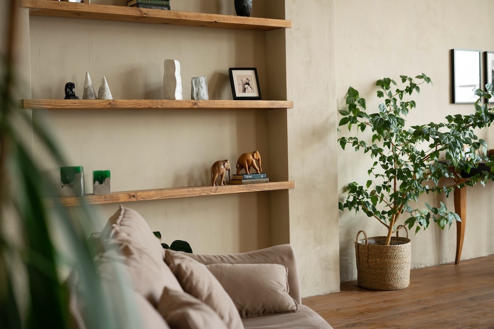 półki z drewna i stojące na nich dodatki  półki z surowego drewna na ścianie salonu