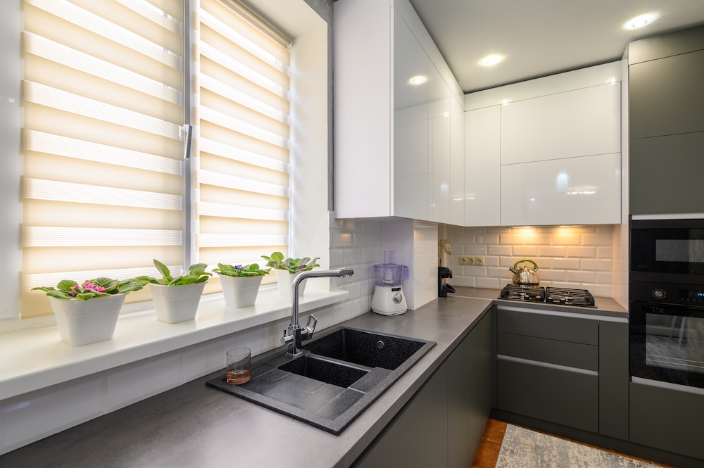 co na okna w kuchni - rolety z prześwitami  co na okna w kuchni - rolety w beżowym kolorze