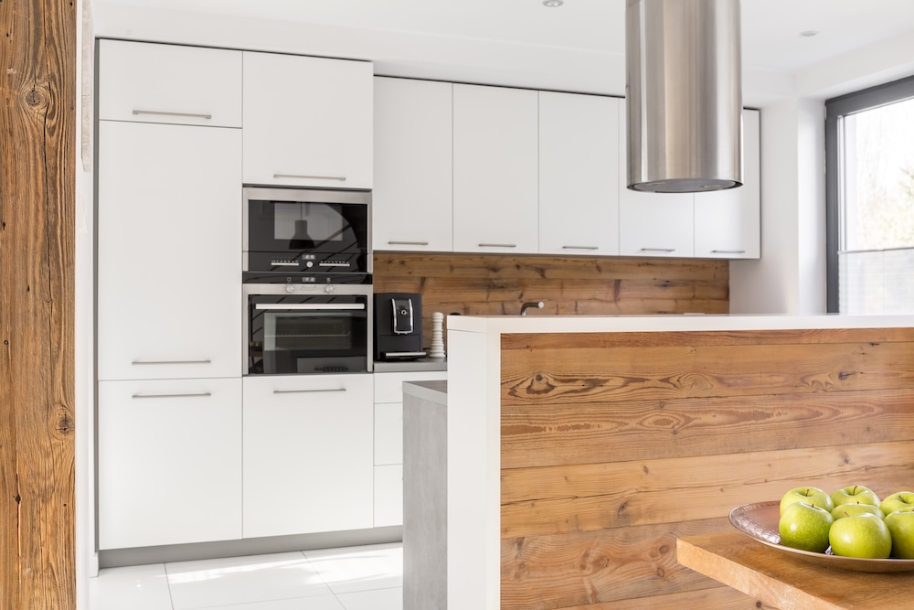 co na ścianę w kuchni - drewniane deski 