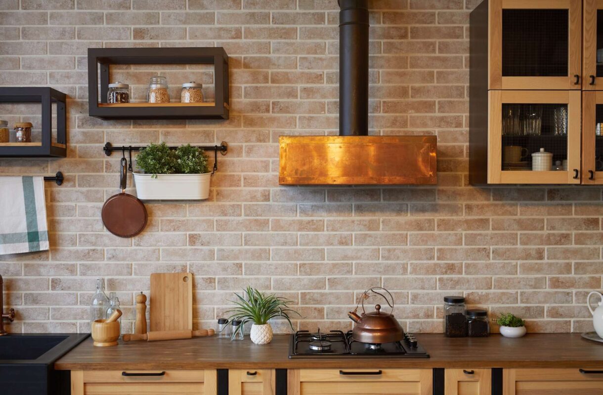 Co na ścianę w kuchni? Nowoczesne i sprawdzone propozycje