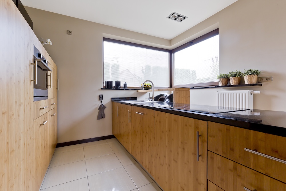 kuchnia z długim dwustronnym blatem  kuchnia z podwójnym oknem na rogu