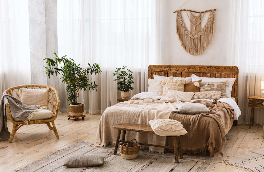 jak urządzić sypialnię z drewnem i naturalnymi materiałami  jak urządzić sypialnię z drewnianym łóżkiem i plecionym fotelem