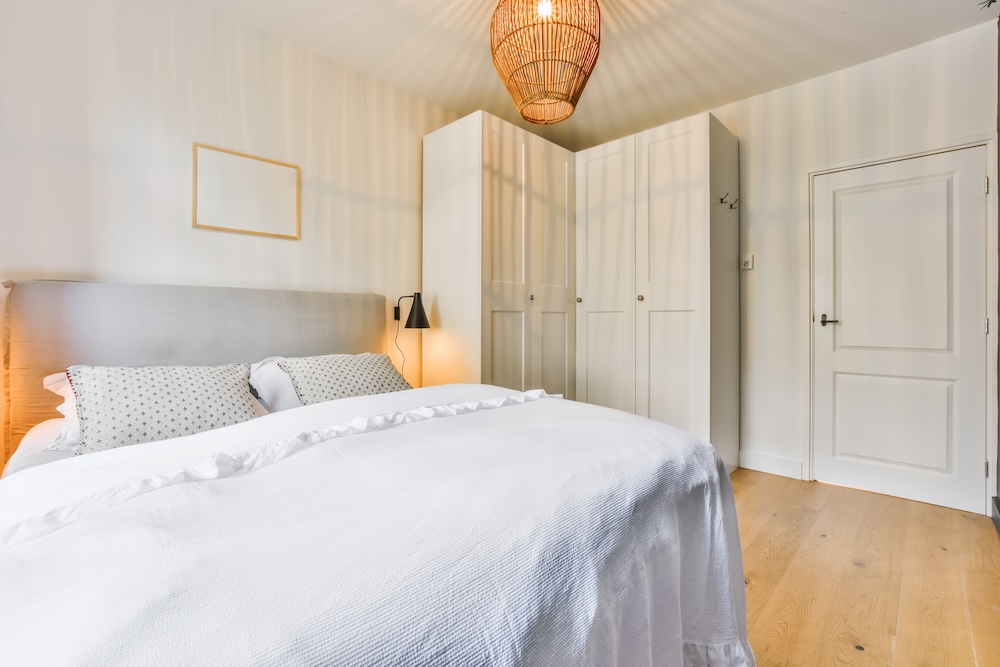 jak urządzić sypialnię z szafą narożną i łóżkiem  jak urządzić sypialnię z białymi ścianami i łóżkiem z zagłówkiem