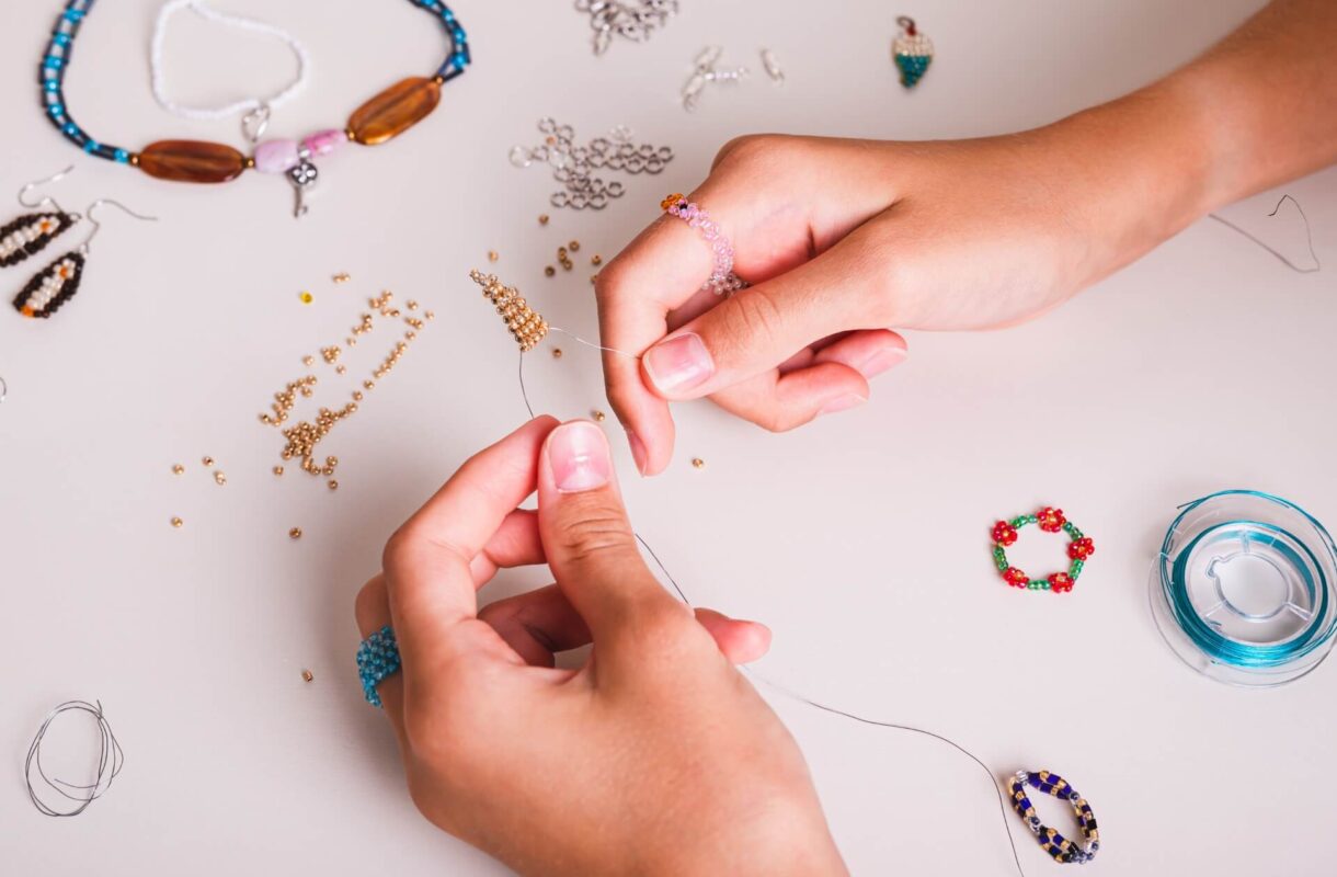 Jak zrobić biżuterię i co będzie potrzebne? Poradnik