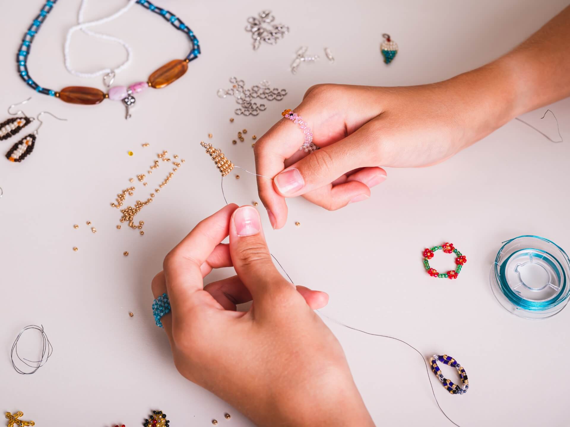 Jak zrobić biżuterię i co będzie potrzebne? Poradnik