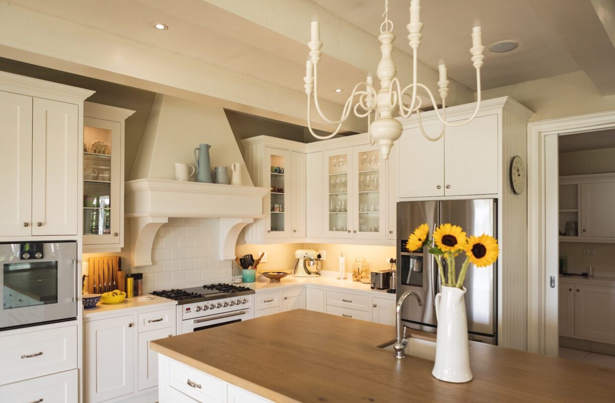 Kuchnia w stylu angielskim – czym się charakteryzuje jak ją urządzić? Radzimy
