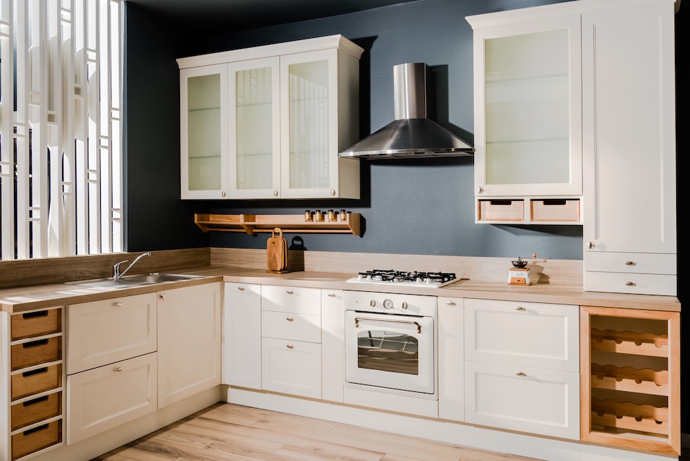 kuchnia w kolorach bieli i granatu 
