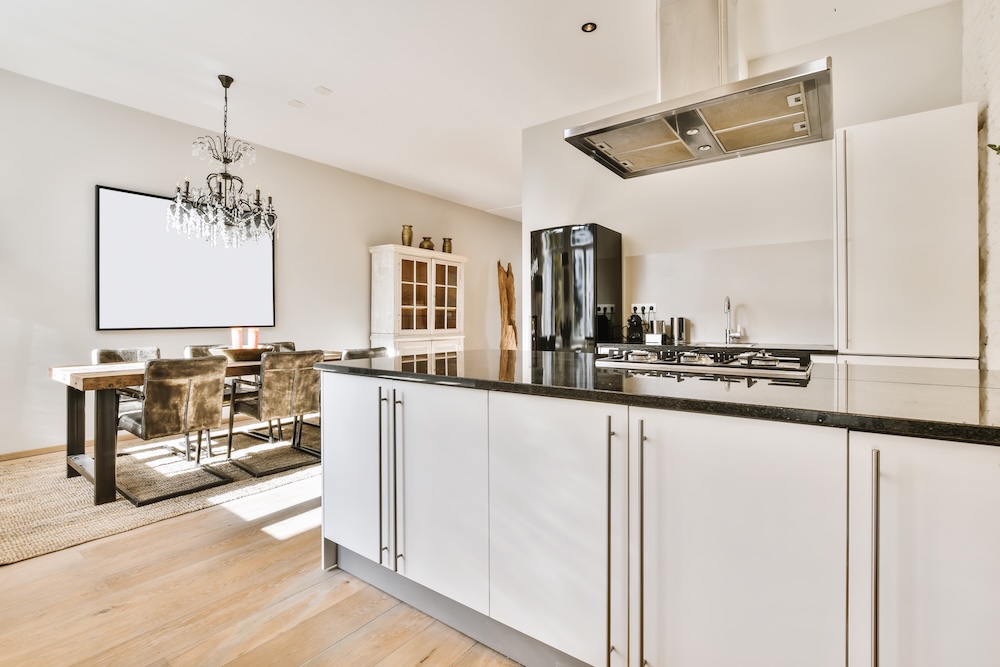 kuchnia z wyjściem do jadalni i salonu  otwarta kuchnia z białą zabudową