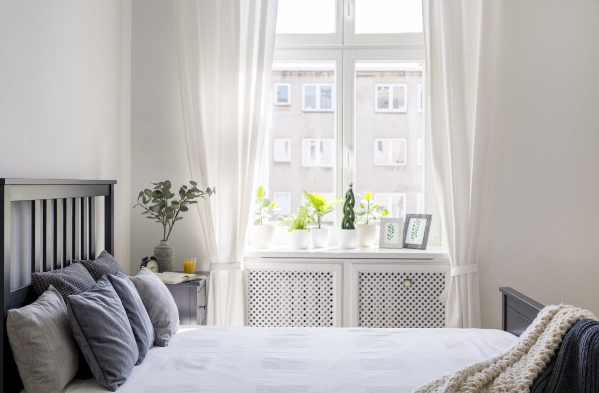 Okno w sypialni – jak je zaaranżować? Wskazówki i inspiracje