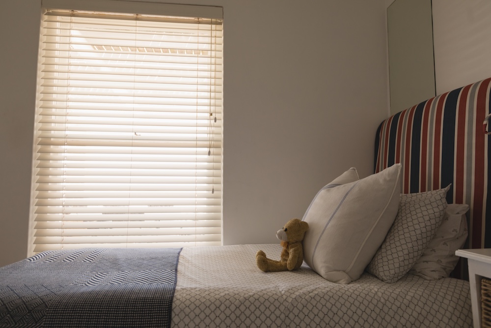 okno w sypialni po prawej stronie łóżka  okno w sypialni dziecka obok łóżka