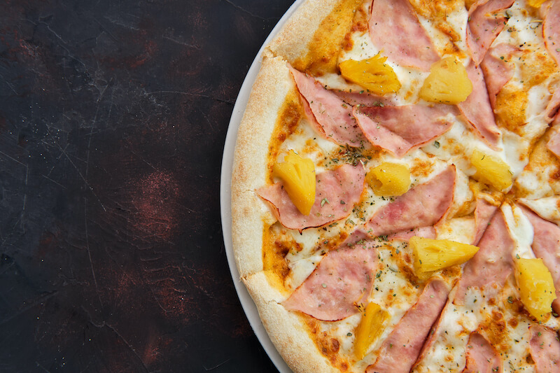 Jaki ser do pizzy z ananasem i szynką? Jaki ser do pizzy hawajskiej?