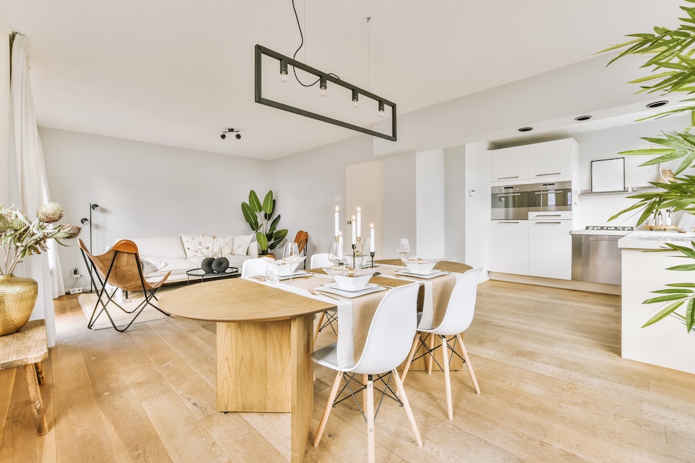 jasny pokój z białymi i drewnianymi meblami 