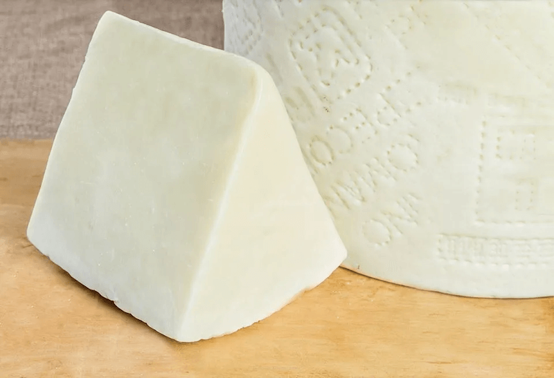 Jaki ser do pizzy - ricotta sezonowana na desce Jaki ser do pizzy – ricotta owcza w kawałku