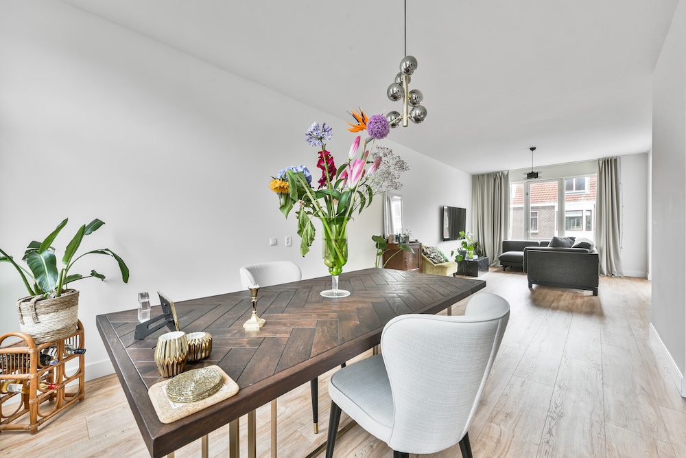 pokój z ciemnym stołem i szarymi krzesłami 