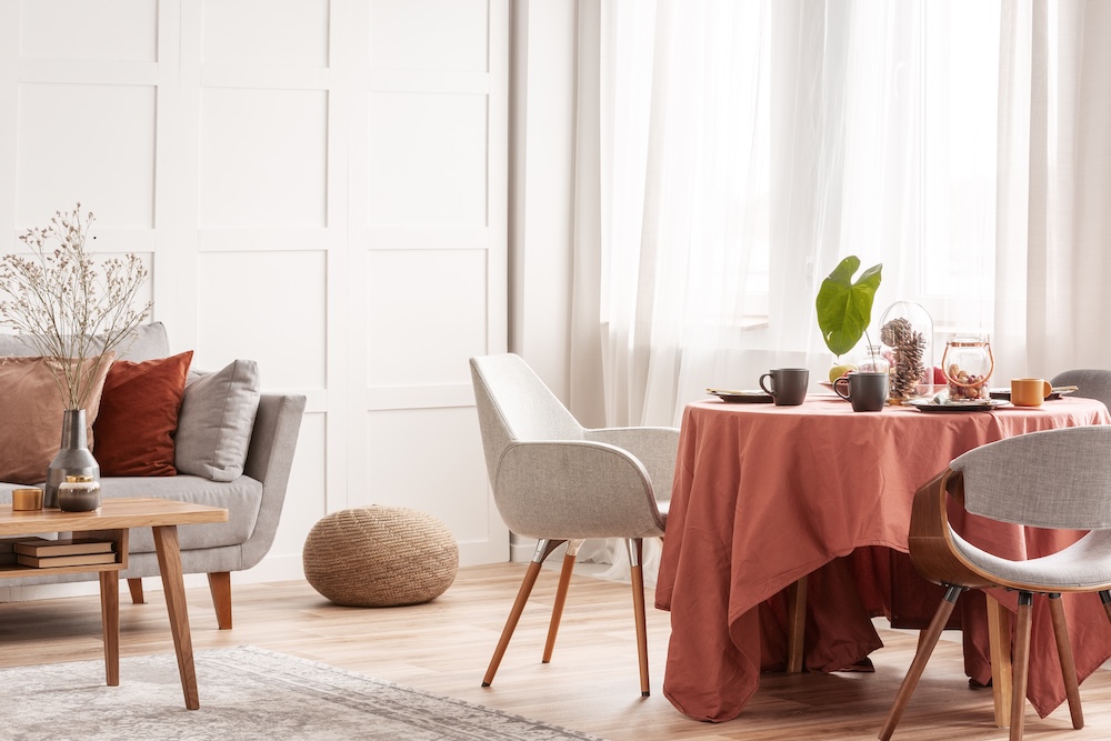 stół z czerwonym obrusem i szarymi krzesłami 