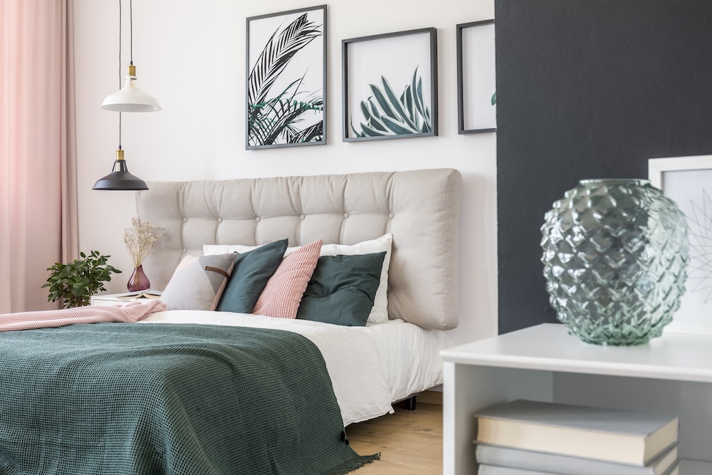 pokój z łóżkiem i jasnych barwach z zielonymi elementami   pokój w pastelowych kolorach z zielonymi akcentami i łóżkiem