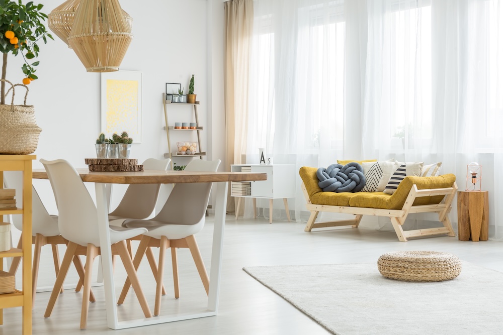 zasłony do salonu - nowoczesne aranżacje z jasnego i cienkiego materiału zasłony do salonu - nowoczesne aranżacje do pokoju z białymi ścianami