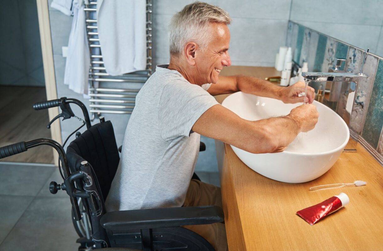 Łazienka dla niepełnosprawnego – jak ją przystosować? Wymogi i udogodnienia