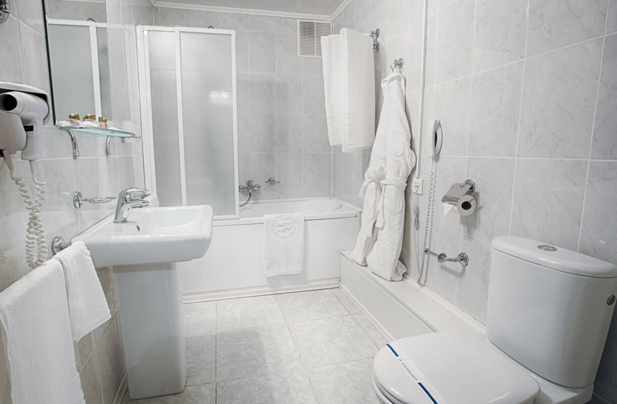 Wyposażenie łazienki hotelowej – niezbędne elementy