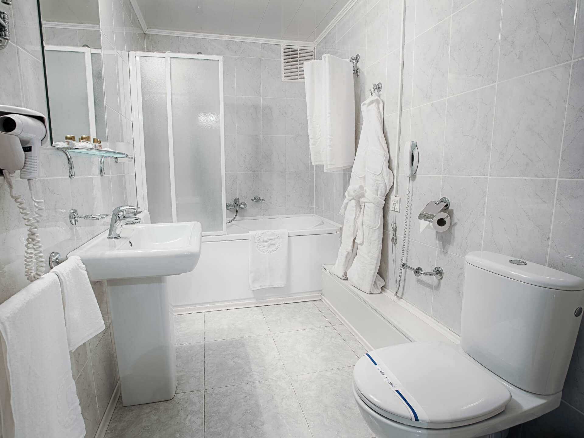 Wyposażenie łazienki hotelowej – niezbędne elementy