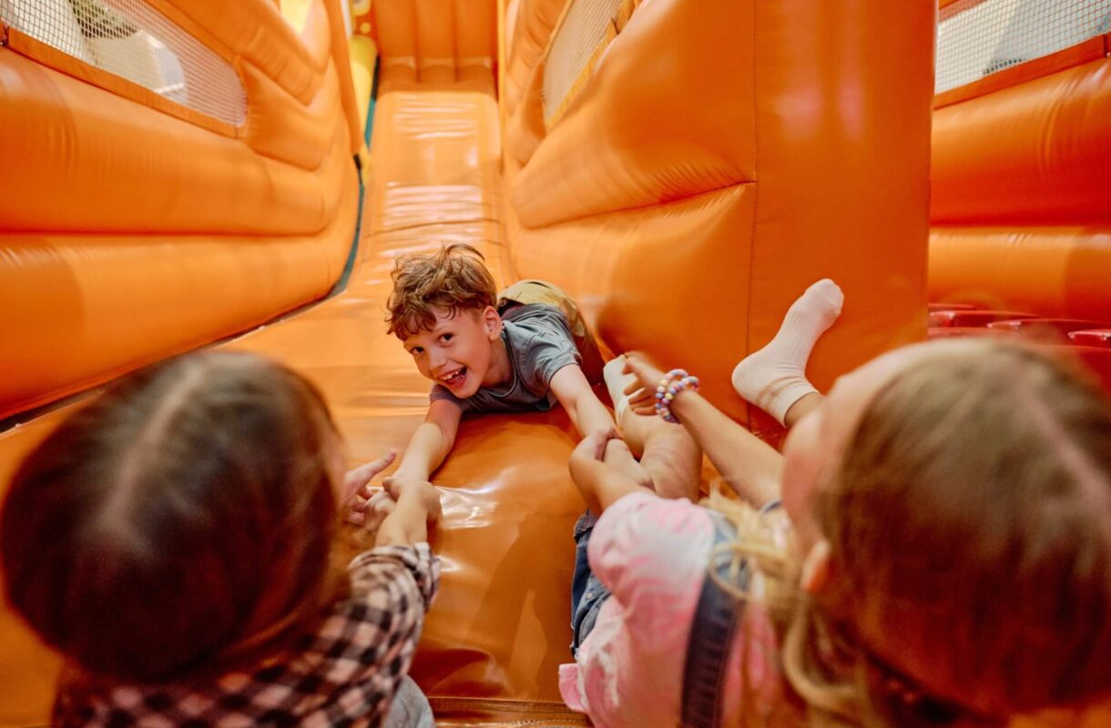 Ile kosztuje dmuchana zjeżdżalnia? Sprawdzamy