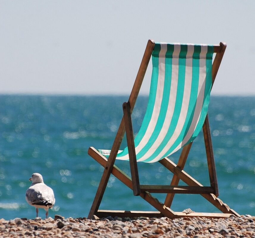 Leżak na plażę – jak wybrać idealny model na wakacje nad morzem, jeziorem lub do ogrodu?