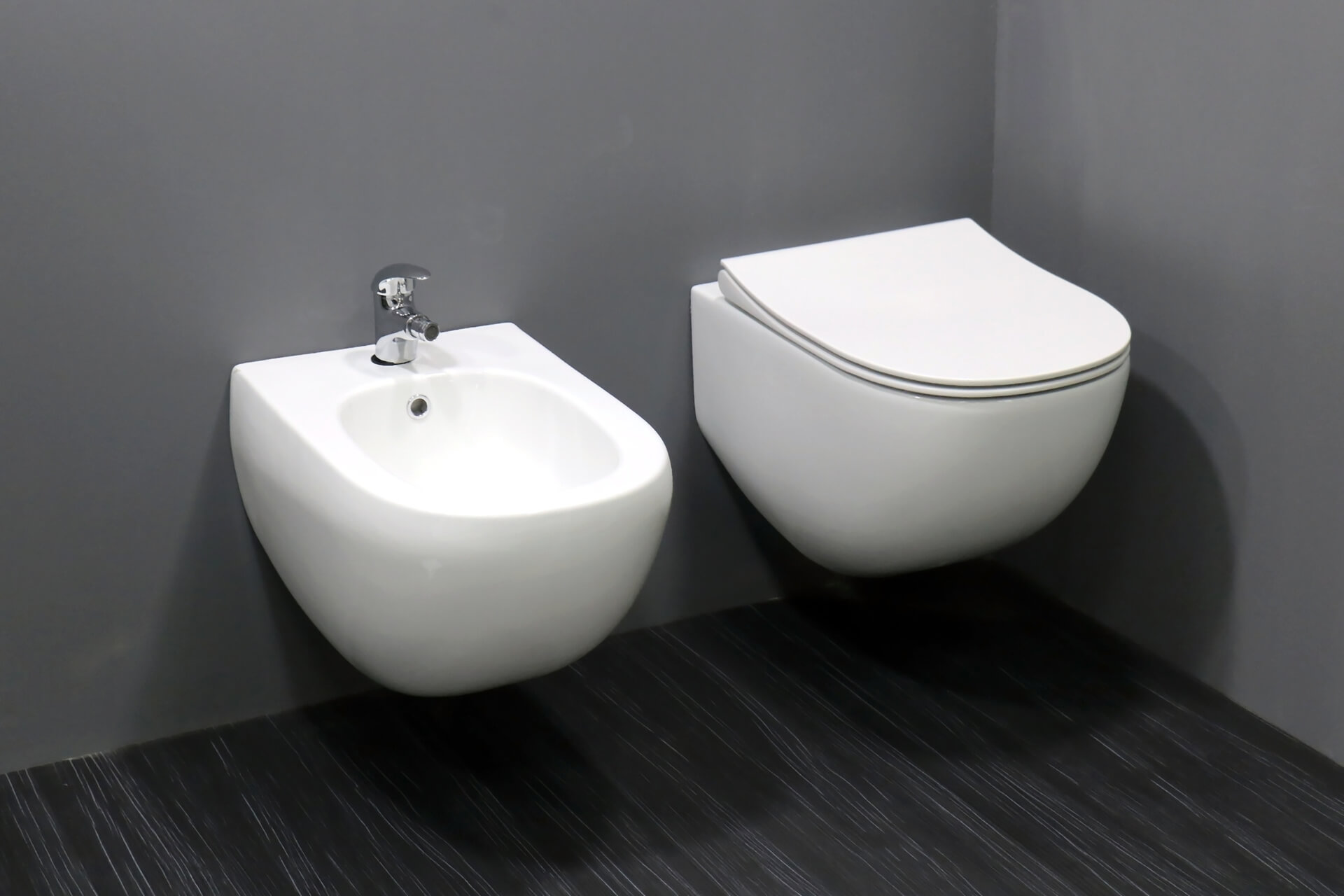 Bidet czy toaleta myjąca – co warto wiedzieć przed zakupem?