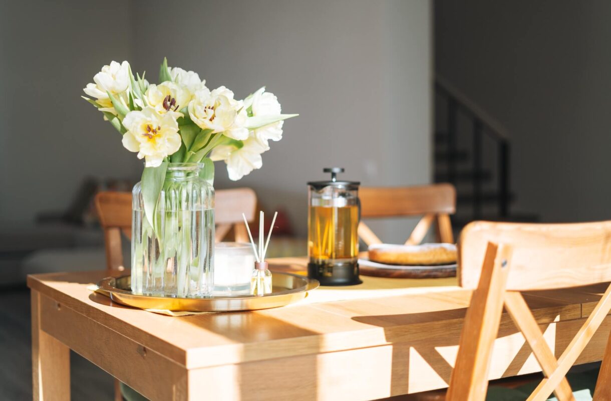 Jaki stół do salonu? Porady i wskazówki