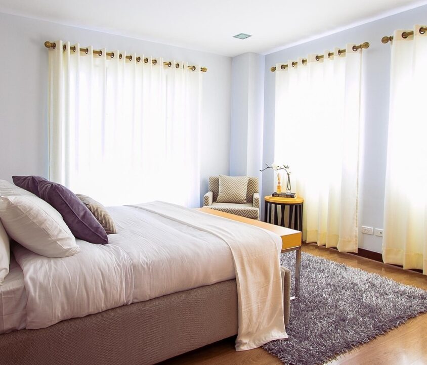 Sekret w sypialni: wybierz między bawełną a satyną i dopełnij całość pięknym oknem