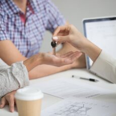 Czy warto skorzystać z pomocy prawnika, kancelarii, przy zakupie nieruchomości?