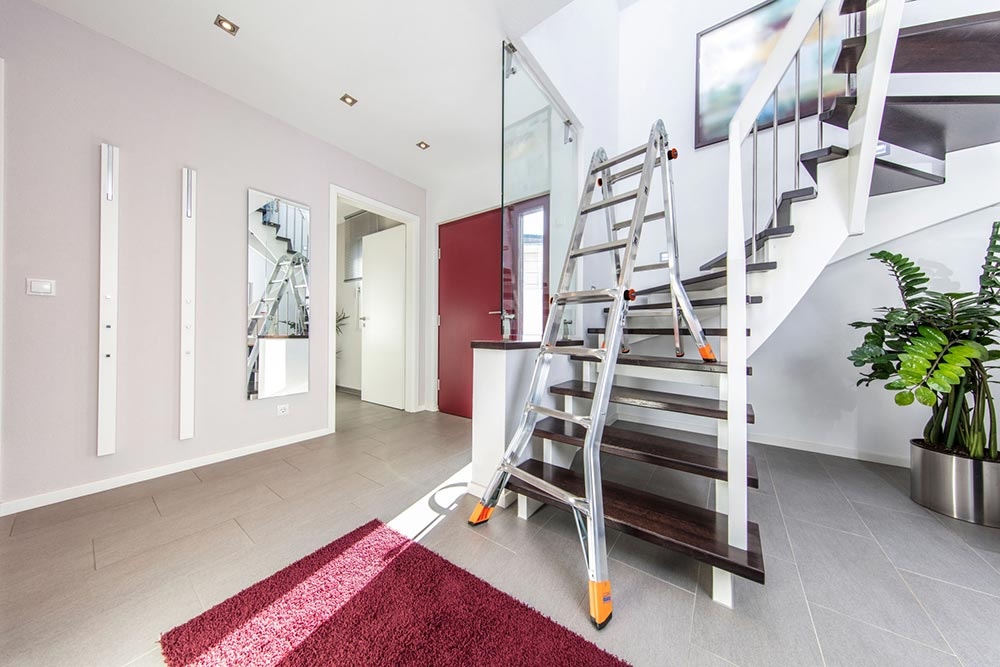 Drabina przegubowa ustawiona na schodach