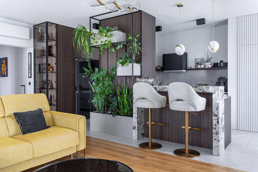 nowoczesny salon z kuchnią Warszawa apartament otwarta przestrzeń wyspa kuchenna rośliny projekt wnętrza