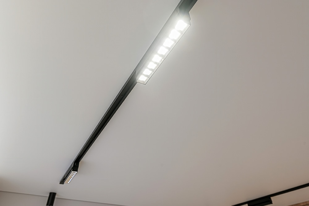 Jak precyzyjnie zamontować szyny LED i sztukaterię, by uniknąć krzywizn?