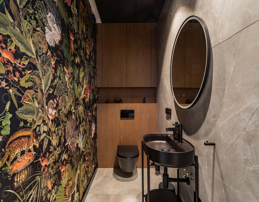 mała łazienka z efektowną tapetą jungle ciemne wnętrze wc nowoczesny design Warszawa