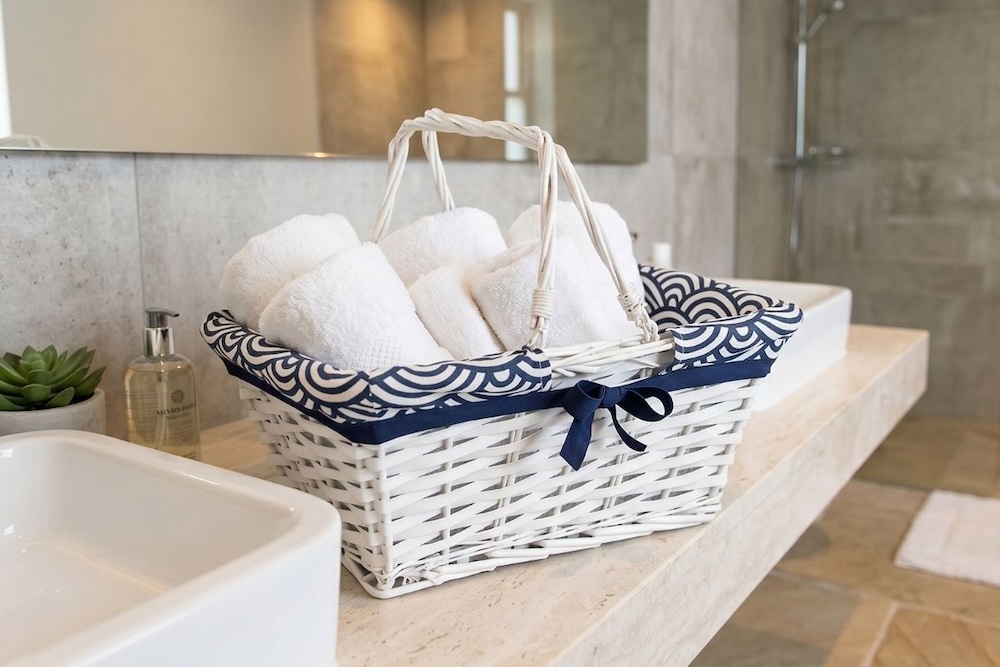 kosz wiklinowy na ręczniki w łazience