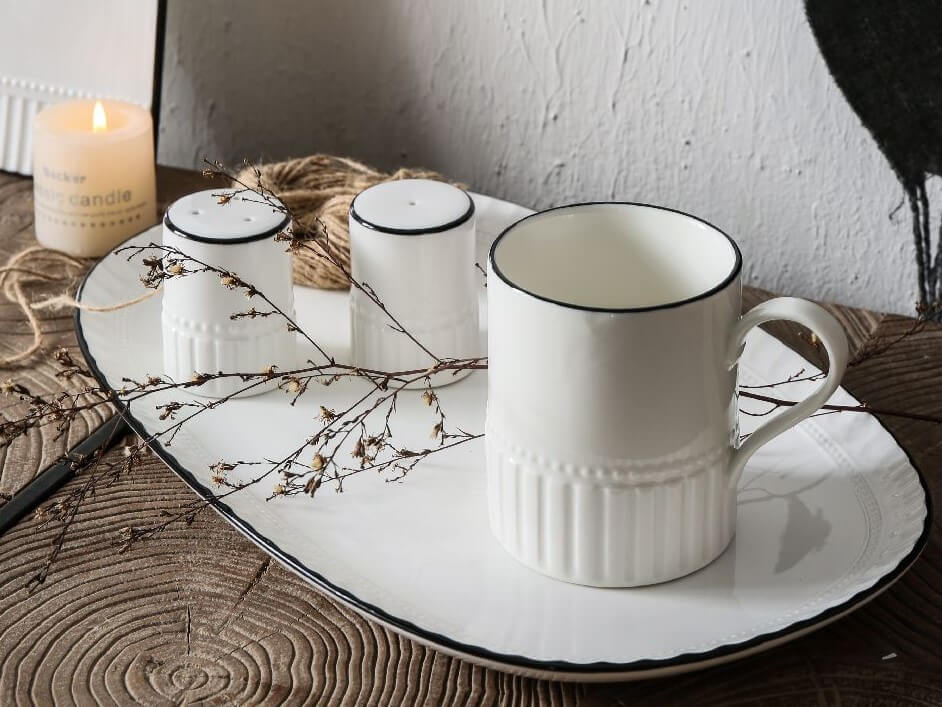 kubek porcelanowy z czarną obwódką