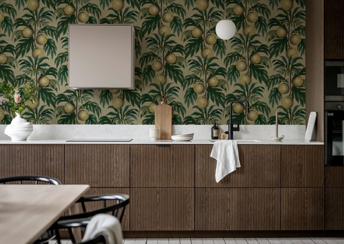 Tapeta w trudnych warunkach – co sprawdzi się w kuchni, łazience i przedpokoju?