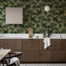 Tapeta w trudnych warunkach – co sprawdzi się w kuchni, łazience i przedpokoju?