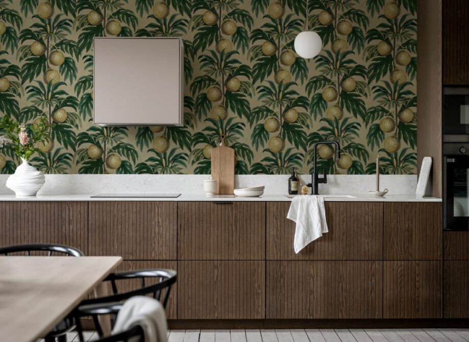 Tapeta w trudnych warunkach – co sprawdzi się w kuchni, łazience i przedpokoju?