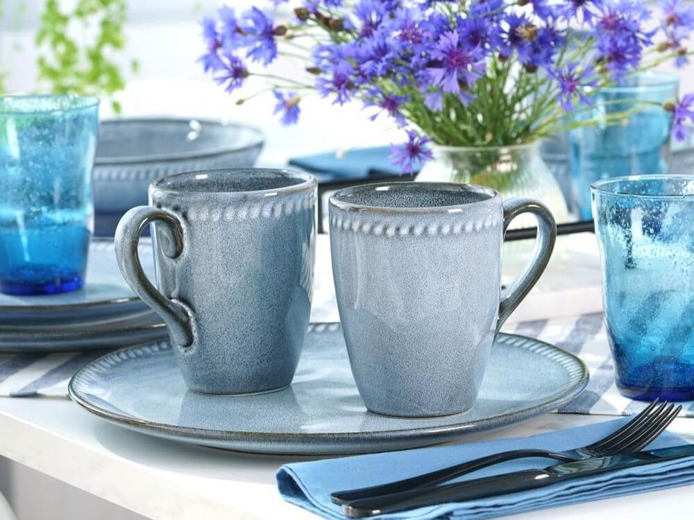 niebieskie kubki ceramiczne