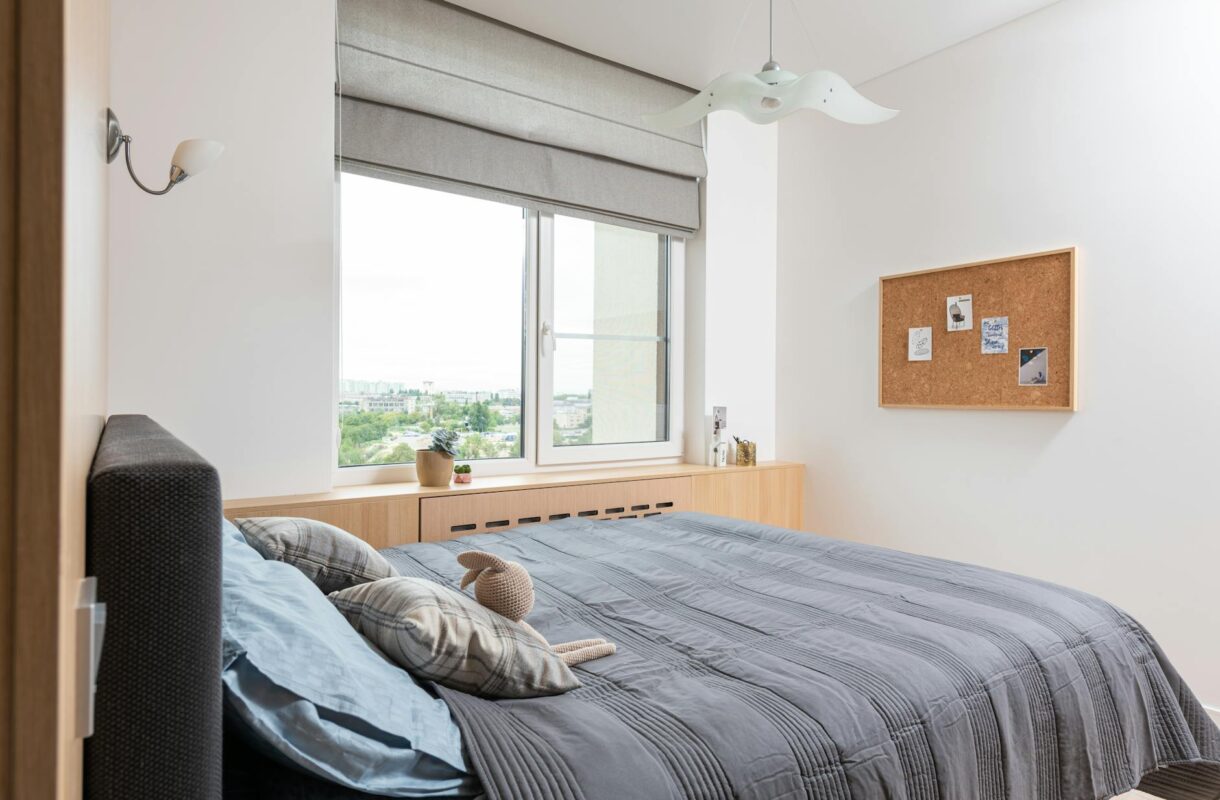 Jak wybrać idealną roletę ścienną zaciemniającą?