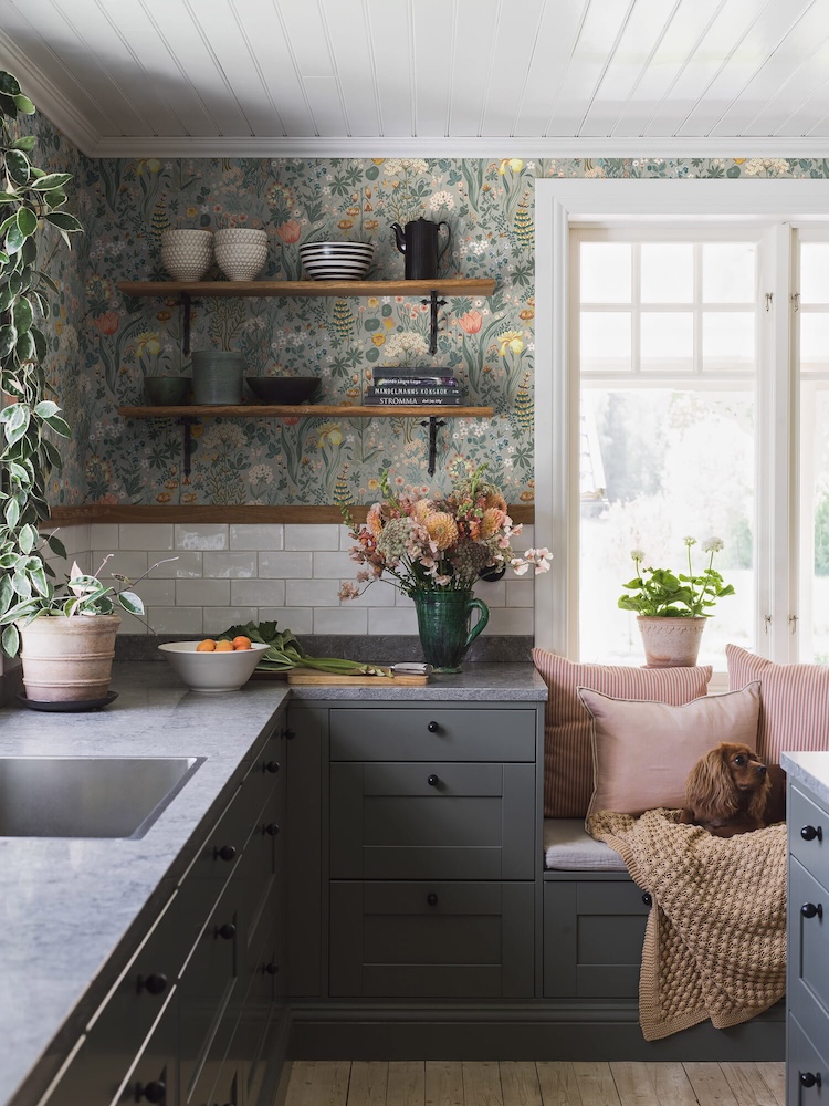 tapeta w drobne kwiaty w kuchni 