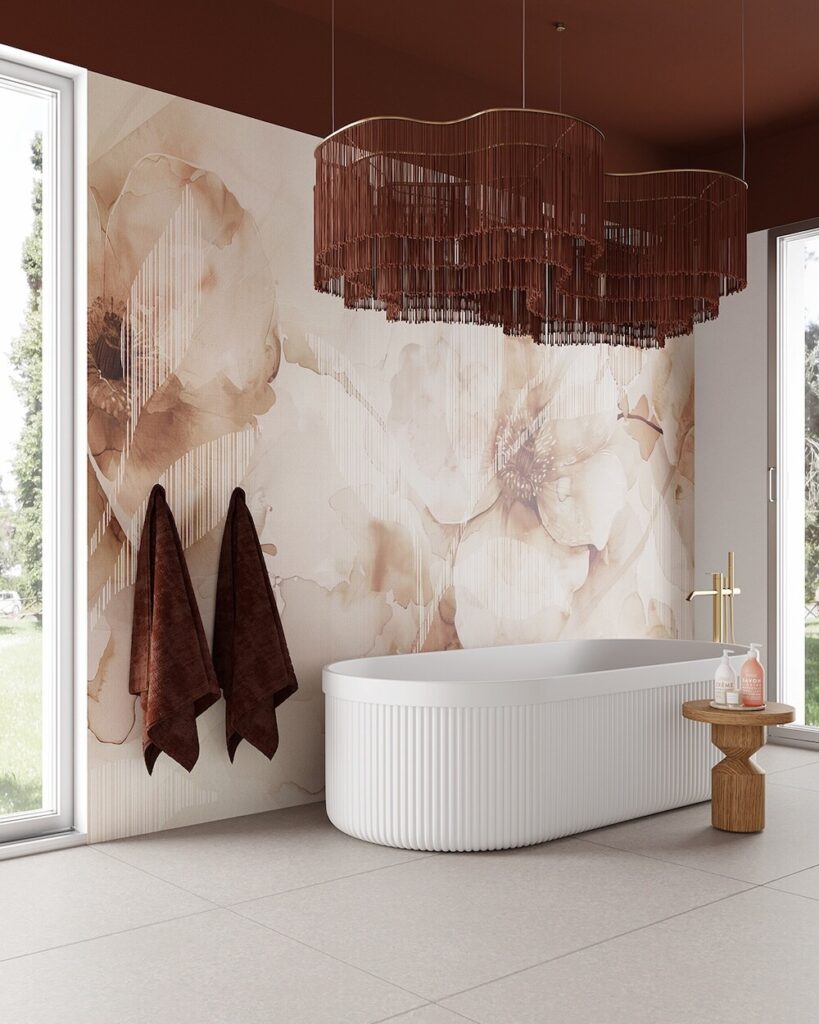 tapeta z motywem kwiatów za wanną 