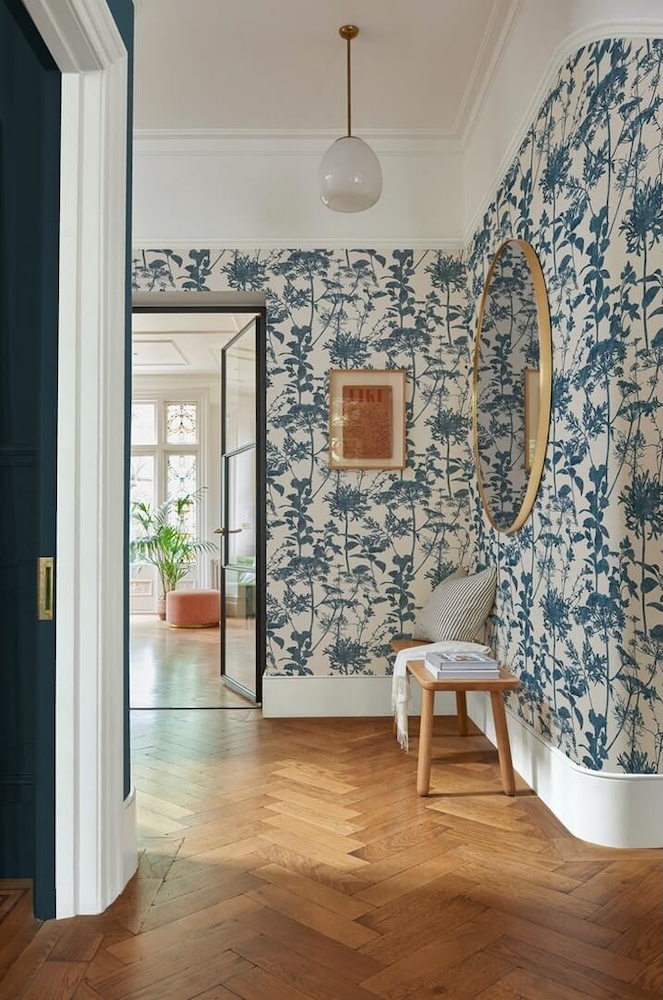 przedpokój z tapetą 