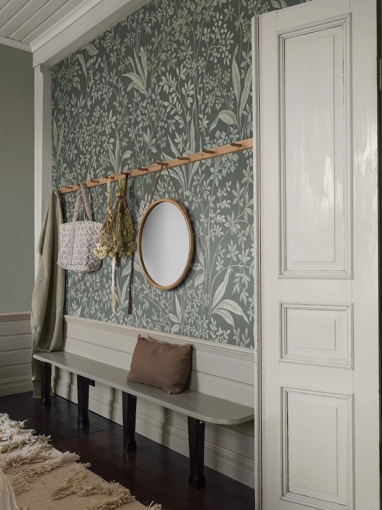 zielona tapeta w kwiaty w przedpokoju 