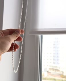 Jak dobrać rolety do okien uchylnych? Zalety kasety i prowadnic