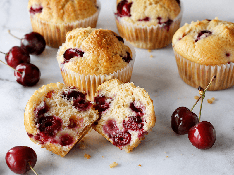 domowe muffiny z soczystymi czereśniami