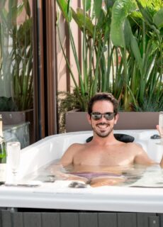 Domowe SPA na tarasie: jak utrzymać czystą wodę w jacuzzi?